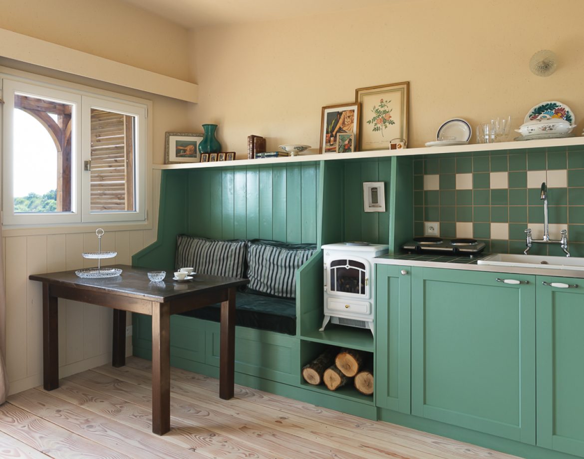 Hébergement insolite en Aquitaine : cuisine moderne avec un coin salon cosy et lumineux.
