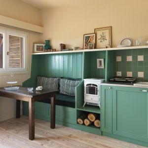 Hébergement insolite en Aquitaine : cuisine moderne avec un coin salon cosy et lumineux.