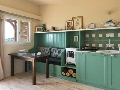 Hébergement insolite en Aquitaine : cuisine moderne avec un coin salon cosy et lumineux.