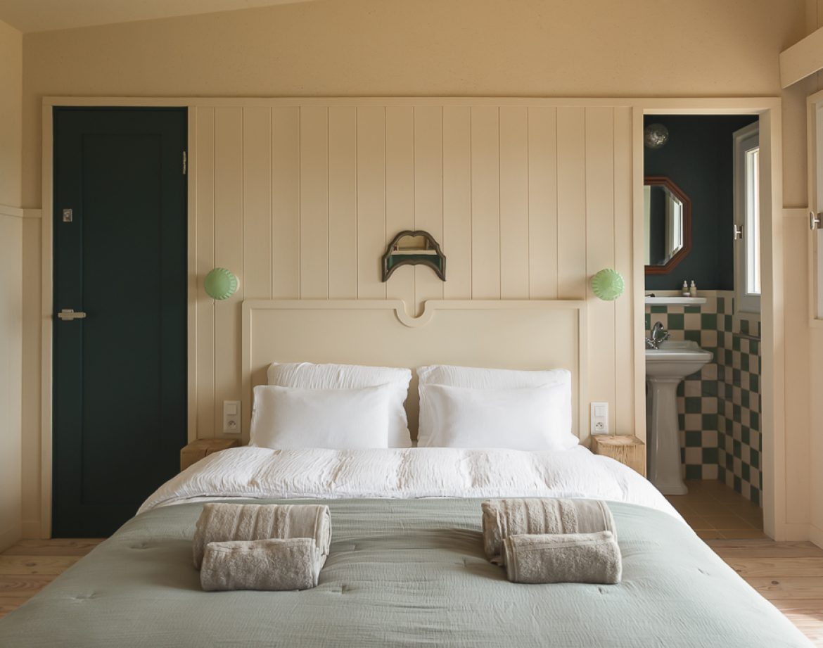 Chambre dhôte moderne en Aquitaine, avec lit douillet et salle de bain stylée.