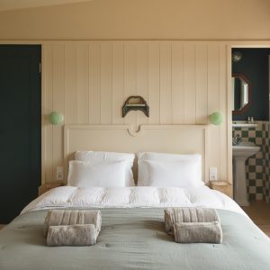 Chambre dhôte moderne en Aquitaine, avec lit douillet et salle de bain stylée.