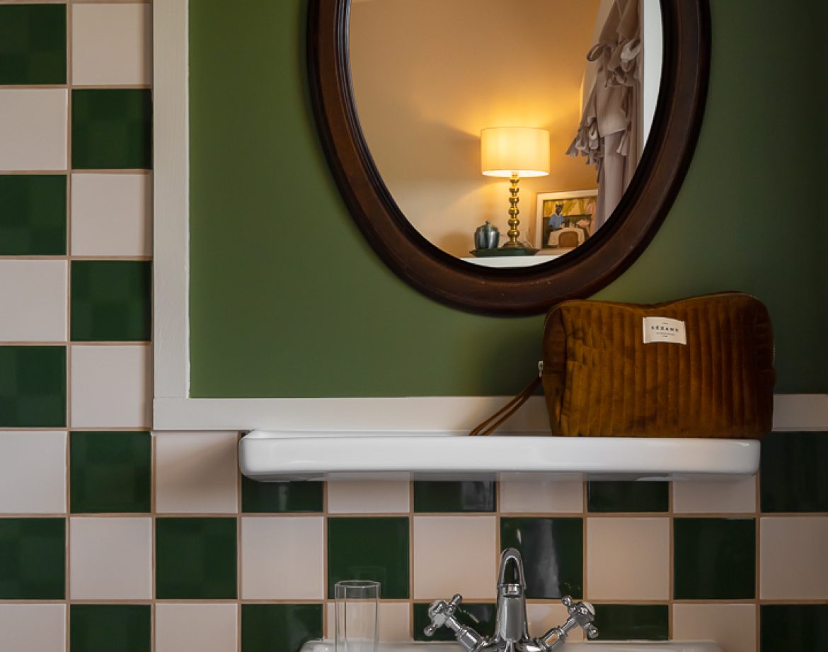 Hébergement insolite en Aquitaine : salle de bain vintage avec carrelage bicolore.