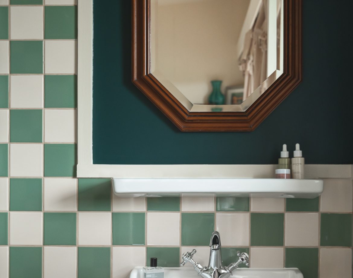 Salle de bain dun hébergement insolite en Aquitaine, carrelage bicolore élégant.