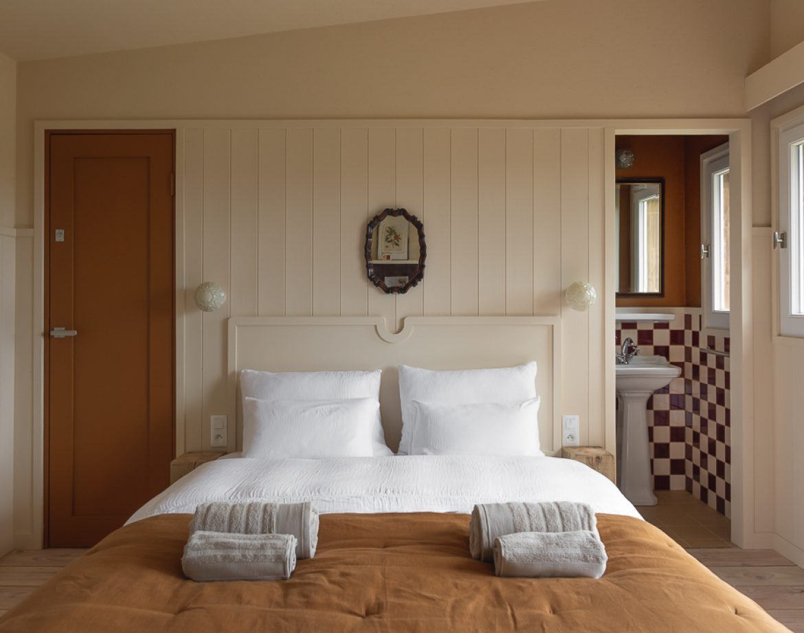 Chambre dhôtes cosy en Aquitaine, avec murs clairs et décor chaleureux.