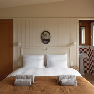 Chambre dhôtes cosy en Aquitaine, avec murs clairs et décor chaleureux.