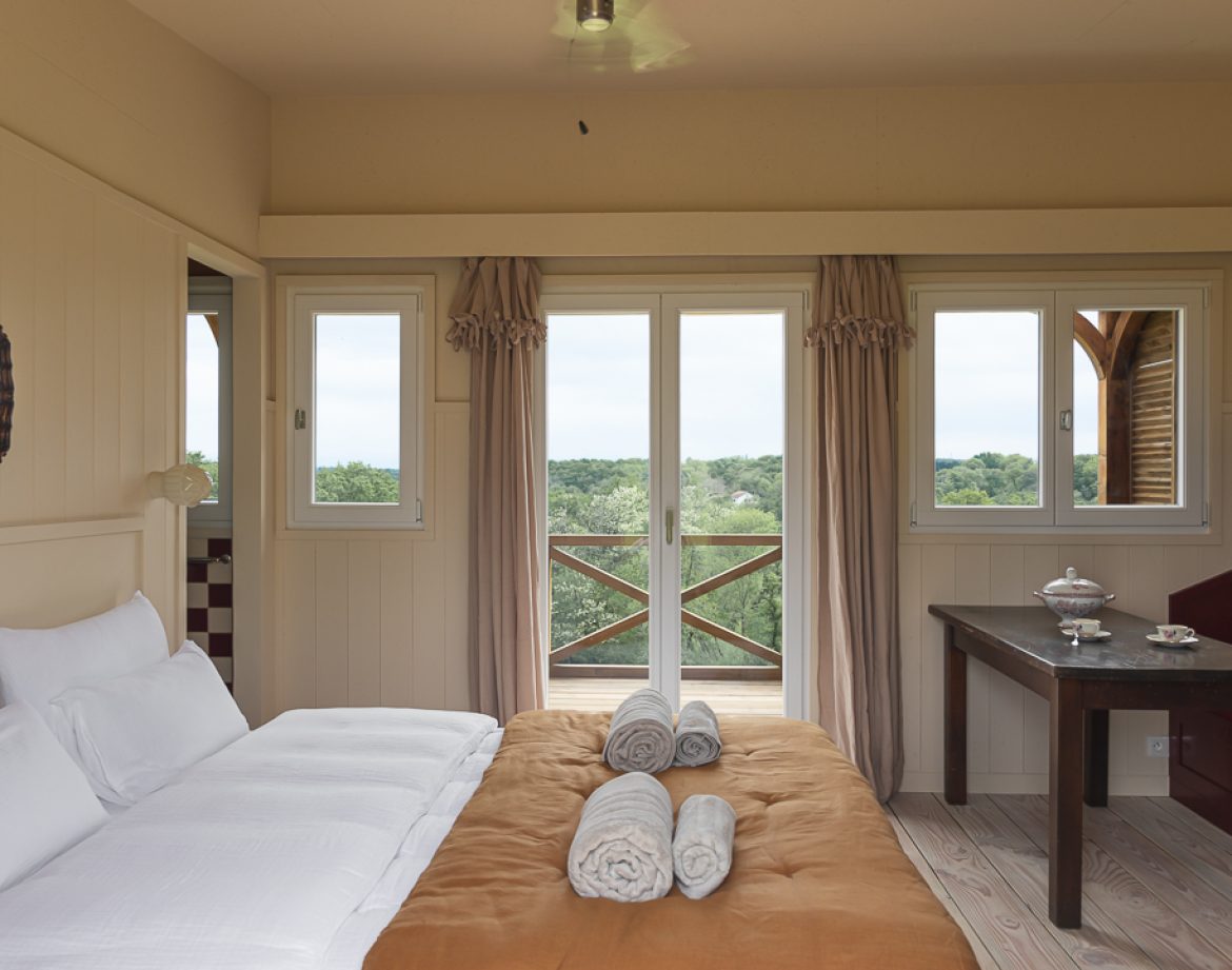 Chalet en bois avec vue panoramique, literie confortable et décor chaleureux.