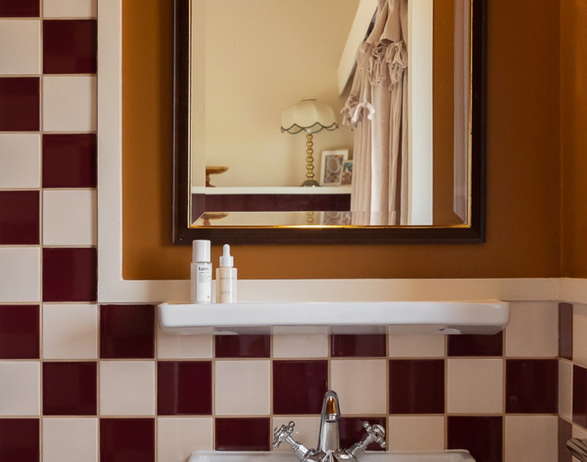 Salle de bain dun hébergement insolite en Aquitaine, carrelage bicolore élégant.