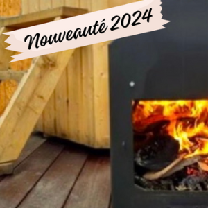 Hébergement insolite en bois avec poêle à bois, ambiance chaleureuse et accueillante.