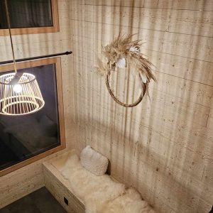 Hébergement insolite en Auvergne-Rhône-Alpes, intérieur chaleureux avec lumière suspendue.