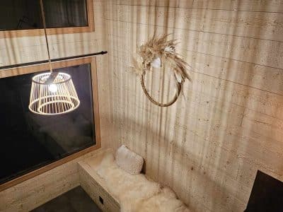 Hébergement insolite en Auvergne-Rhône-Alpes, intérieur chaleureux avec lumière suspendue.