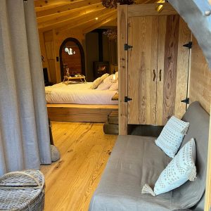 Hébergement insolite en Auvergne-Rhône-Alpes, intérieur en bois chaleureux avec lit douillet.