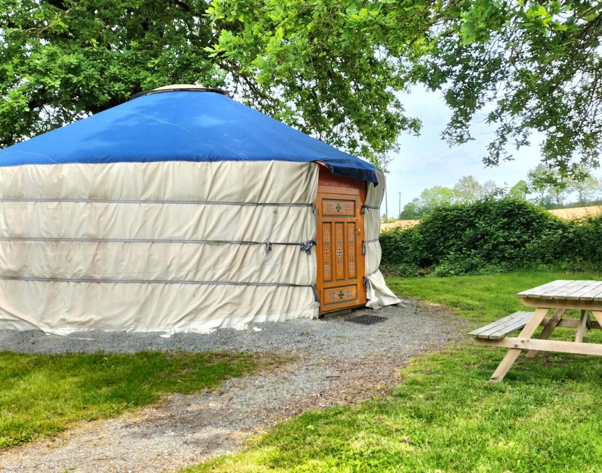 Yourte spacieuse dans le Pays de la Loire, entourée dun jardin verdoyant.