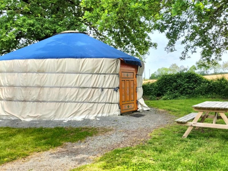 Yourte spacieuse dans le Pays de la Loire, entourée dun jardin verdoyant.