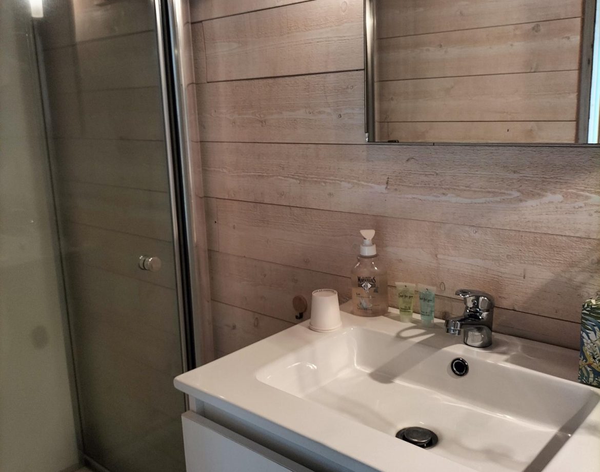 Salle de bain moderne dun hébergement insolite en bois dans les Pays de la Loire.