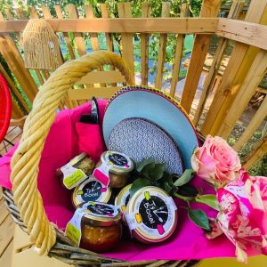 Panier gourmand dans un hébergement insolite en Bretagne, décoré de fleurs et de couleurs vives.