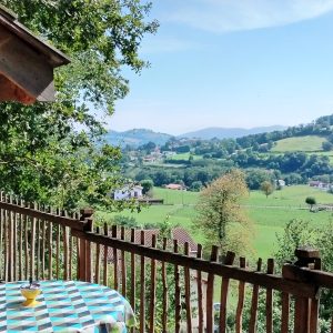 Cabane perchée en Aquitaine avec vue panoramique sur la vallée verdoyante.