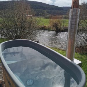 Hébergement insolite en Bourgogne avec un bain nordique face à une rivière paisible.