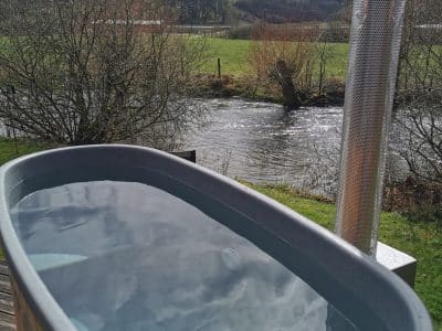 Hébergement insolite en Bourgogne avec un bain nordique face à une rivière paisible.