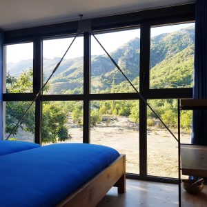Chambre moderne avec vue panoramique sur les montagnes en Auvergne-Rhône-Alpes.