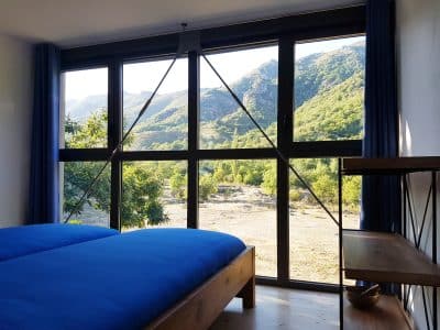 Chambre moderne avec vue panoramique sur les montagnes en Auvergne-Rhône-Alpes.