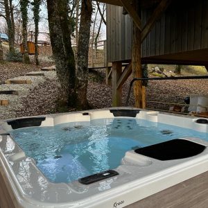 Hébergement insolite à Limousin avec jacuzzi, entouré darbres et dun cadre naturel apaisant.