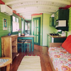 Hébergement insolite en Bourgogne : charmante cabane aux murs verts et décor coloré.