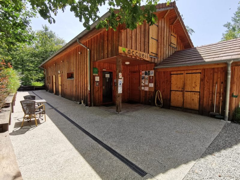 Chalet en bois chaleureux avec terrasse et accueil convivial en pleine nature.