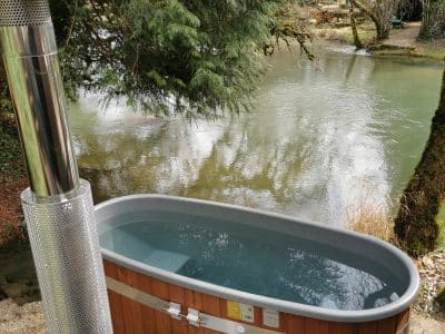 Bain nordique en bois au bord dun étang, idéal pour une escapade en Bourgogne.
