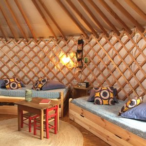 Yourte confortable en Auvergne, avec lits douillets et décor coloré.