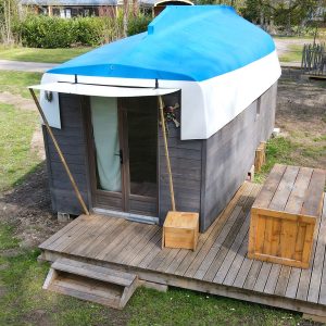 Hébergement insolite en forme de bateau à Champagne-Ardenne, avec terrasse en bois.
