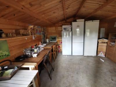 Cabane en bois spacieuse avec cuisine équipée et mobilier chaleureux en Provence-Alpes-Côte dAzur.