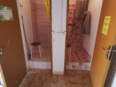 Douches partagées dans un hébergement insolite en Provence-Alpes-Côte dAzur.