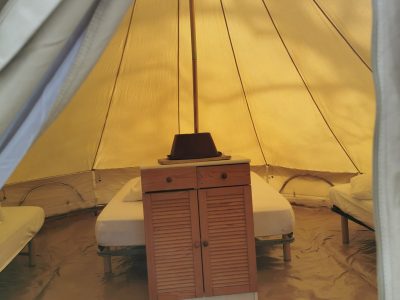 Tente glamping en Provence-Alpes-Côte dAzur, avec lits et meuble en bois.