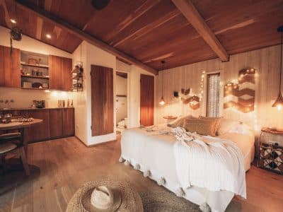 Chalet en bois chaleureux avec lit douillet et éclairage tamisé à Midi-Pyrénées.