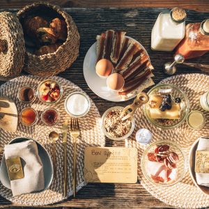 Petit-déjeuner gourmet dans un hébergement insolite en Midi-Pyrénées, décor chaleureux.