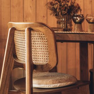 Hébergement insolite en Midi-Pyrénées, avec une décoration en bois chaleureux et une chaise vintage.