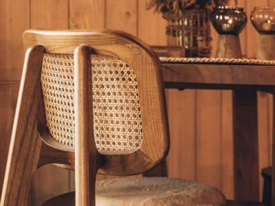 Hébergement insolite en Midi-Pyrénées, avec une décoration en bois chaleureux et une chaise vintage.