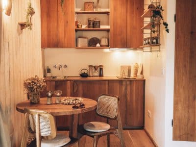 Hébergement insolite en Midi-Pyrénées, avec cuisine en bois et table ronde accueillante.