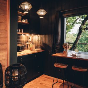 Hébergement insolite en Midi-Pyrénées, intérieur chaleureux avec vue sur la nature.