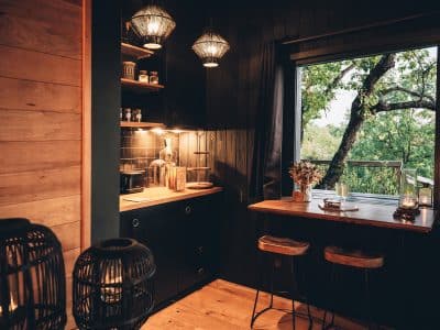 Hébergement insolite en Midi-Pyrénées, intérieur chaleureux avec vue sur la nature.