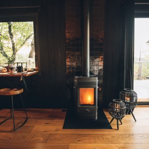 Hébergement insolite en Midi-Pyrénées, avec poêle à bois et vue sur la nature.
