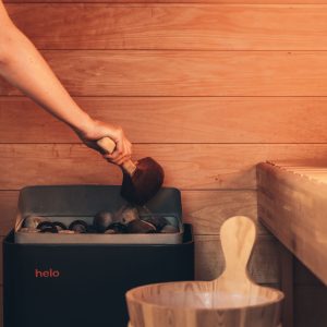 Hébergement insolite en Midi-Pyrénées : sauna en bois avec pierres chaudes et seau en bois.
