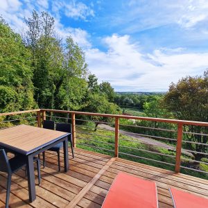 Cabane-lEnchantee-vue-depuis-terrasse-scaled