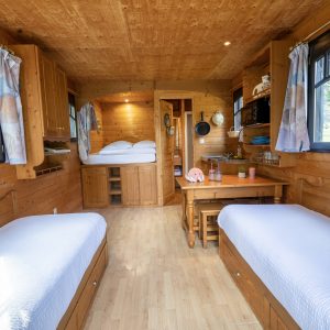 Hébergement insolite en bois à Limousin, avec deux lits et une ambiance chaleureuse.