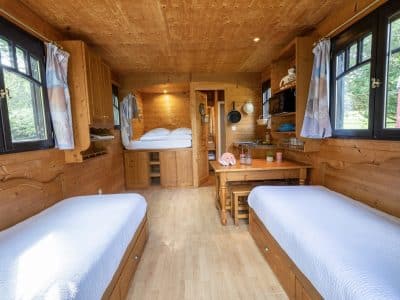 Hébergement insolite en bois à Limousin, avec deux lits et une ambiance chaleureuse.