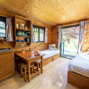 Chalet en bois cosy à Champagne-Ardennes, avec lits jumeaux et cuisine intégrée.