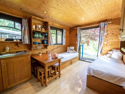 Chalet en bois cosy à Champagne-Ardennes, avec lits jumeaux et cuisine intégrée.