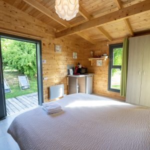 Chalet en bois lumineux à Limousin, avec vue sur le jardin verdoyant.