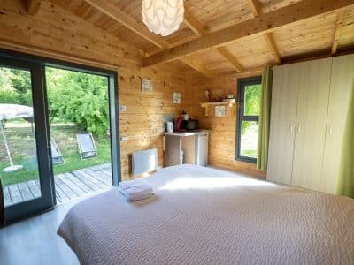Chalet en bois lumineux à Limousin, avec vue sur le jardin verdoyant.