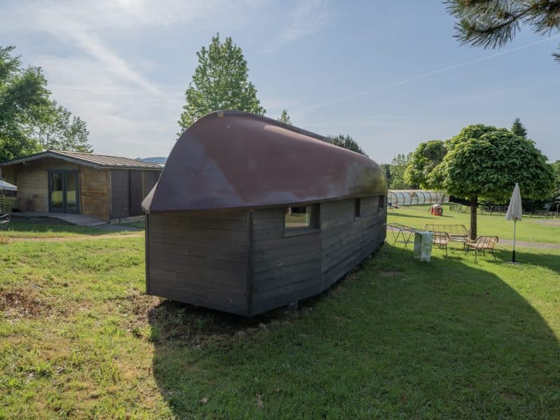 Hébergement insolite en forme de caravane, situé dans un cadre verdoyant à Limousin.